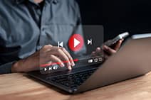 elearning aula line em tela virtual assistindo video na internet webinar educacao line na internet elearning aprendizagem line com tutorial de video webinar jpg